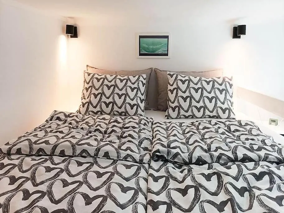 Loft Bed Studio With Free Parking, 2 Bikes! Self Check In, Wi-Fi, Ac Pula Kroatië