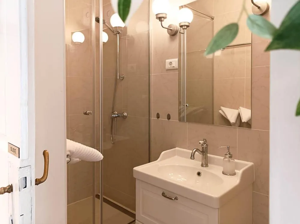 Loft Bed Studio With Free Parking, 2 Bikes! Self Check In, Wi-Fi, Ac 풀라 아파트
