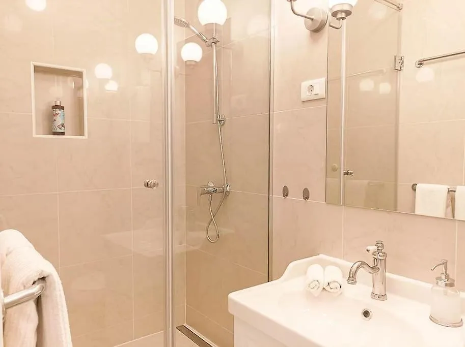 Apartment Loft Bed Studio With Free Parking, 2 Bikes! Self Check In, Wi-Fi, Ac Pula