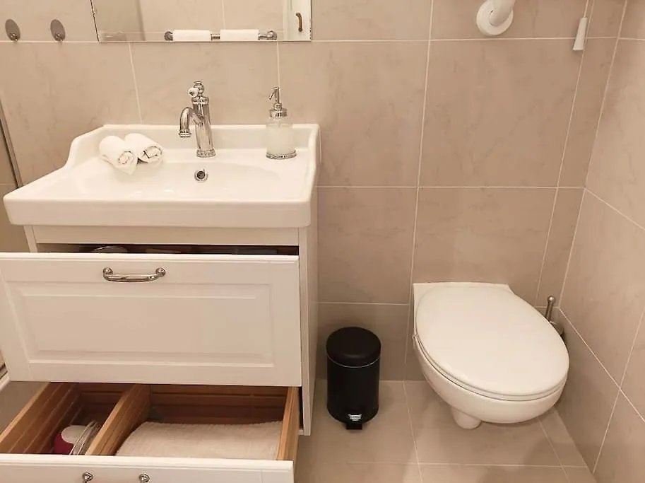 Loft Bed Studio With Free Parking, 2 Bikes! Self Check In, Wi-Fi, Ac Pula Apartment