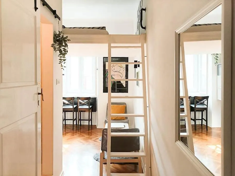 Apartment Loft Bed Studio With Free Parking, 2 Bikes! Self Check In, Wi-Fi, Ac Pula