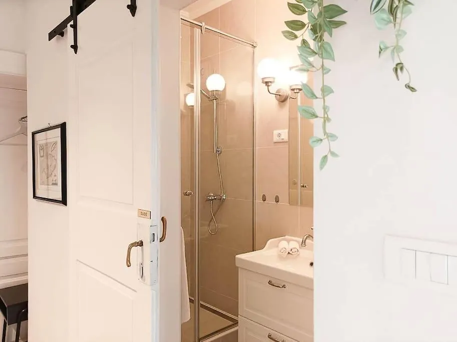 Loft Bed Studio With Free Parking, 2 Bikes! Self Check In, Wi-Fi, Ac Pula 0*,  Croatia
